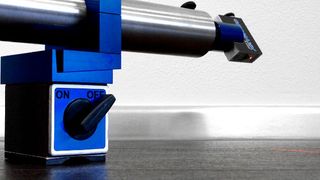 Schneller und einfacher als bislang lassen sich Rennfahrzeuge vermessen. Selbst auf schiefen Untergründen oder bei beschädigtem Fahrzeug ist eine schnelle und genaue Vermessung möglich. (Foto: memotec)