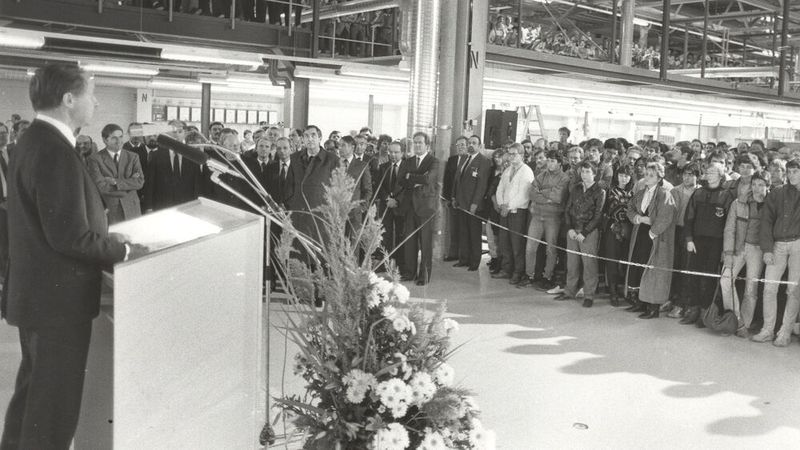 Den offiziellen Produktionsbeginn in der Fahrzeugmontage würdigte der damalige Vorstandsvorsitzende Eberhard von Kuenheim am 17. November 1986.  (Bild: BMW)