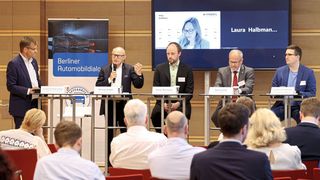 Über die Folgen der Transformation der Branche auf Berufs- und Arbeitsfeld des Kfz-Gewerbes sprachen (v. l.) Dr. Kurt-Christian Scheel, Michael Ziegler, Daniel Borrmann, Ralf Kutzner, Christian Schneemann und online zugeschaltet Katja Gicklhorn.   (Bild: ProMotor/Johannssen)