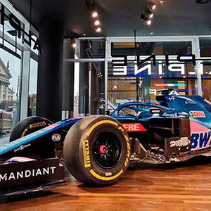 Als Blickfang dient dieser Formel-1-Bolide. Seit der Saison 2021 vertritt die Marke Alpine den Renault-Konzern in der Rennsport-Königsklasse.(Bild:  Autohaus König)