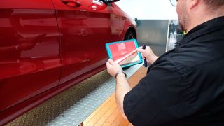 Automatisch Unfallschäden von normalen Gebrauchsspuren unterscheiden: Bereits im kommenden Jahr wollen TÜV Rheinland und Control Expert dies mit marktreifen KI-unterstützten Anwendungen möglich machen. (»F+K«/ Rosenow)