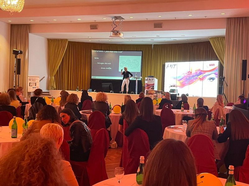 Auch bei der Keynote von Stefanie Kemp, Oracle, war der Saal noch brechend voll. (Bild: www.hamann.photo)