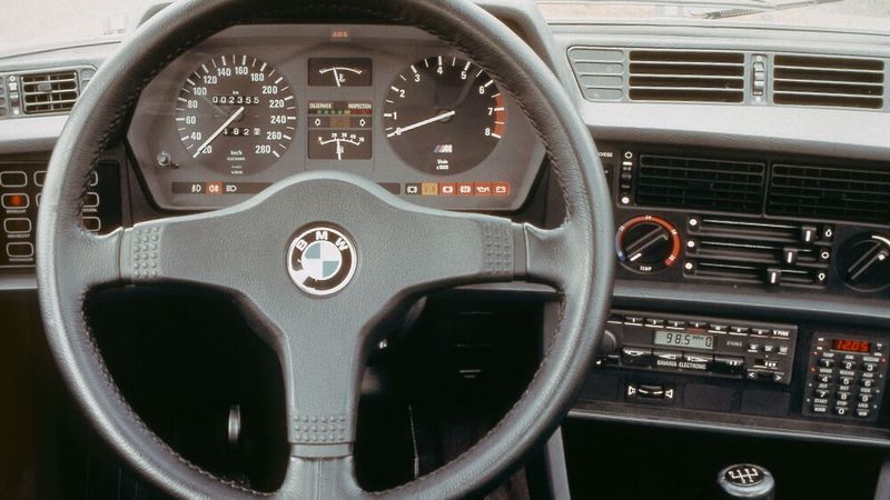 BMW-Chefdesigner Paul Bracq hatte im Innenraum des E24 das mit der im Sommer 1972 vorgestellten ersten 5er-Reihe (E12) eingeführte Designelement des fahrerbezogenen Cockpits weiter verfeinert, bei dem seit Einführung der ersten 3er-Reihe (E21) im August 1975 auch die Bedienelemente und Anzeigen in der Mittelkonsole zum Fahrerplatz hin gedreht sind. Dieses Designelement wurde über 25 Jahre bei allen Serienmodellen (außer dem BMW M1) beibehalten. (Bild: BMW AG)