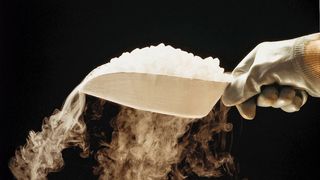 Mit Trockeneis lassen sich wärmeempfindliche Produkte auf dem Transportweg auf die geforderte Temperatur kühlen.  (Bild: Air Liquide)