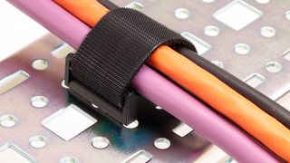 Der Klettbandsockelfuß Hebofix 45 ist für unterschiedliche Aluprofilgeometrien sowie für Rittal-Systemschienen erhältlich. (Hebotec)