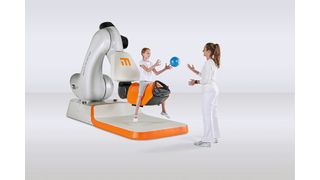Das Therapiegerät mit einem KR Quantec Roboter von Kuka ahmt die Bewegung eines Pferderückens in der Gangart Schritt exakt nach. (Bild: intelligent motion)
