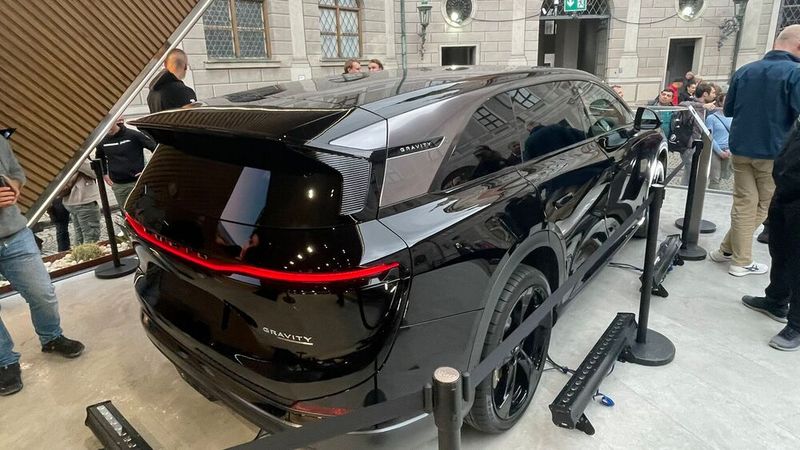 Der Gravity sorgte nicht nur im München Lucid-Studio, sondern auch auf dem Open-Space-Gelände in der Innenstadt für viel Aufmerksamkeit. (Bild: Grimm – VCG)