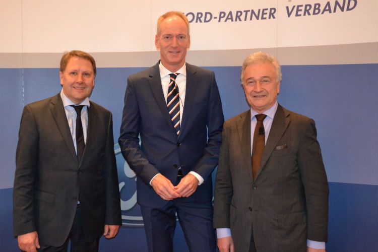 Von links: Johann Gesthuysen, Geschäftsführer des Ford-Partnerverbands mit Wolfgang Kopplin, Geschäftsführer Marketing und Vertrieb der Kölner Ford-Werke und Volker Reichstein, Präsident des Ford-Partnerverbands. (Foto: Mauritz)