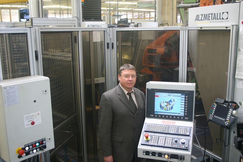 Blid 6: Wolfgang Losert, Produktionsleiter von Alzmetall, weiß die gute Zusammenarbeit mit Siemens zu schätzen: „Wir haben uns schon sehr früh für Siemens als Steuerungspartner entschieden, um Roboter an unsere GS 1000/5-FDT anzubinden. Von den ersten Entwicklungsansätzen bis hin zur Inbetriebnahme der Maschinen hat alles professionell und zuverlässig geklappt.“  (Bild: Siemens)