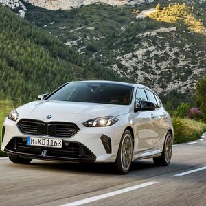 Eine neue Modellvariante für den BMW 1er ist ab November der M135 xDrive.(Bild:  BMW)