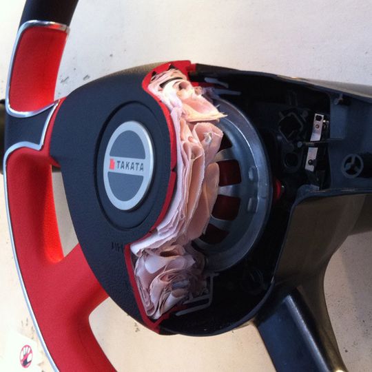 Schnittmodell eines Fahrerairbags.(Bild in der Lenkradnabe gefalteter Airbag / / CC BY-SA 3.0)