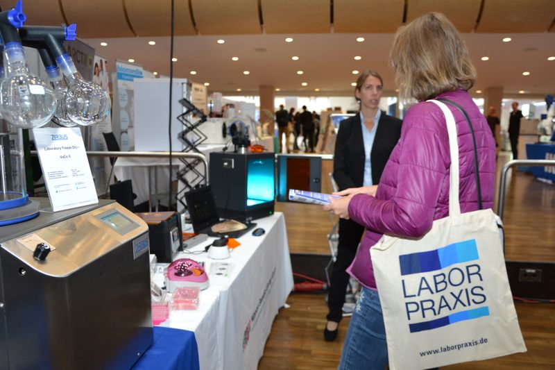 Impressionen der Lab-Supply Münster vom 25. September 2019  Die vorletzte Lab-Supply Messe 2019 fand im Messe und Congresszentrum, Halle Münsterland statt. Impressionen vom Messetag sowie einige Besucherstimmen finden Sie in dieser Bildergalerie. Die nächste Lab-Supply ist am 29. Oktober 2019 in Hamburg. Weitere Infos zu den kommenden Lab-Supply-Messen finden Sie auf www.lab-supply.info.   Lese-Empfehlung: Nachbericht zum erfolgreichen Auftakt der Lab-Supply in Wien. (LABORPRAXIS, C. Lüttmann)