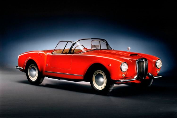 Der Lancia Aurelia B24 Spider war speziell für den US-amerikanischen Markt entwickelt worden. Entsprechend stattete Lancia seinen Roadster, der auch „America“ genannt wurde, mit einer trendigen Panoramawindschutzscheibe aus. (Bild: Lancia/FCA Automobiles)