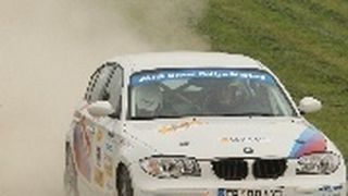 Viel Staub, aber kein Ruß: In der HJS Diesel Rallye Masters fahren die Autos dank Rußfilter sauber.  (Foto: HJS)