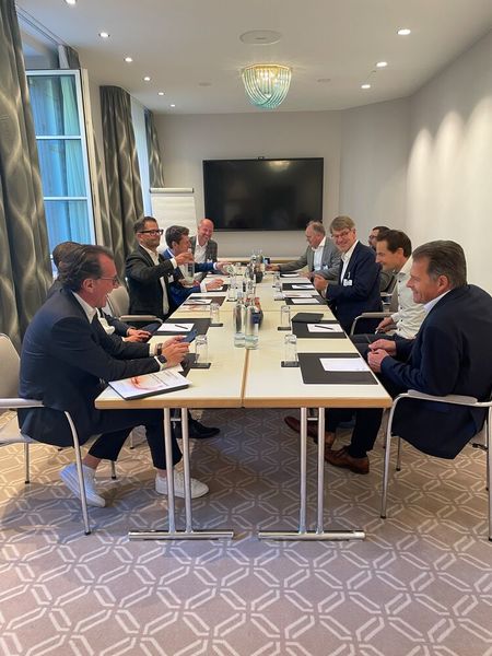 … mit Dr. Wolfgang Beinhauer… (Bild: Vogel IT-Akademie)