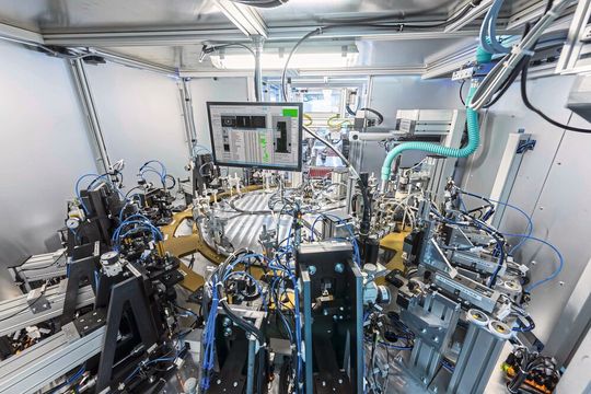 Eine komplexe Sondermaschine mit kleiner, hochgenauer Montage unter extremen Sauberkeitsanforderungen. (Bild:  EZU Metallwaren/Thomas Moeller)