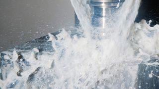 Im Technologie Center von Blaser belegen Tests, dass bei einer bestmöglichen Kombination von Werkstoff, Werkzeug und Kühlschmierstoff eine enorme EInsparung der Bearbeitungszeit möglich ist. (Bild: Meinrad Schade/Blaser Swisslube AG)