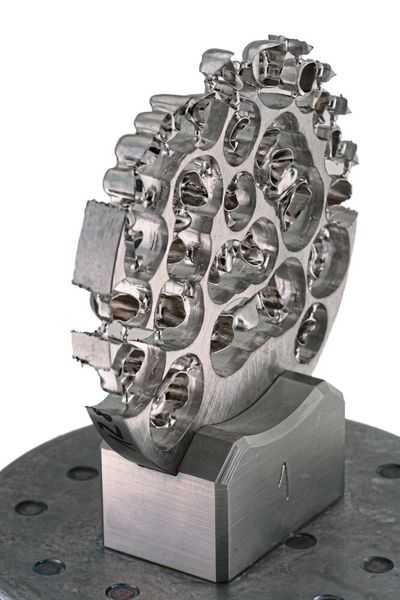 Zu sehen ist ein fertig bearbeiteter Rohling, eingespannt in das System 3R Nullpunktspannsystem. Aus einem Rohling sind nach der spanenden Bearbeitung eine Vielzahl von Kronen und Brücken entstanden.  (GF Machining)