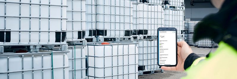 Endress+Hauser launcht einen IIoT-Sensor mit Cloudanbindung für die berührungslose Bestandsüberwachung von Flüssigkeiten in mobilen Behältern. (Bild:  Endress+Hauser)