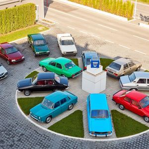 Mit in Lizenz gebauten Renault Modellen groß geworden – die 1966 gegründete rumänische Marke Dacia.(Bild:  Dacia)