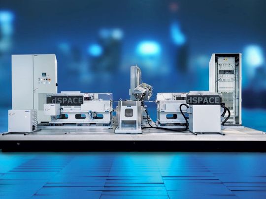 Prüfstand von Automotive-Komponenten der Firma dSPACE: Wittenstein-Linearmotoren sind in den beiden mechanischen Einheiten verbaut und dienen der Lastsimulation.(Bild:  dSPACE)