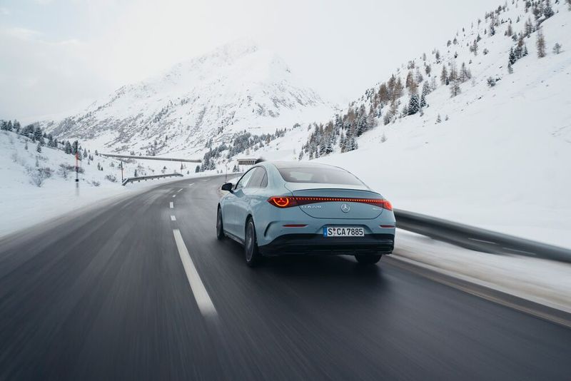 Beim Beschleunigen wirkt der Antrieb kurz wie aus zwei Welten zusammengesetzt. (Bild: Mercedes-Benz)