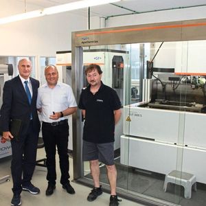 Von links: Wolfgang Allenberg mit Udo Köllner und Axel Wilhelm von Werkzeugbau Ruhla. Im Hintergrund sind die Agiecharmilles CUT 3000 S, der System 3R Workpal und eine Messanlage von Erowa zu erkennen.