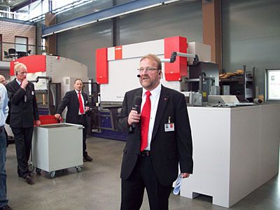 Roland Bielert, verantwortlich für die Auftragsabwicklung für Neumaschinen am Standort Gotha, erläutert die Produktionsmöglichkeiten. (Archiv: Vogel Business Media)