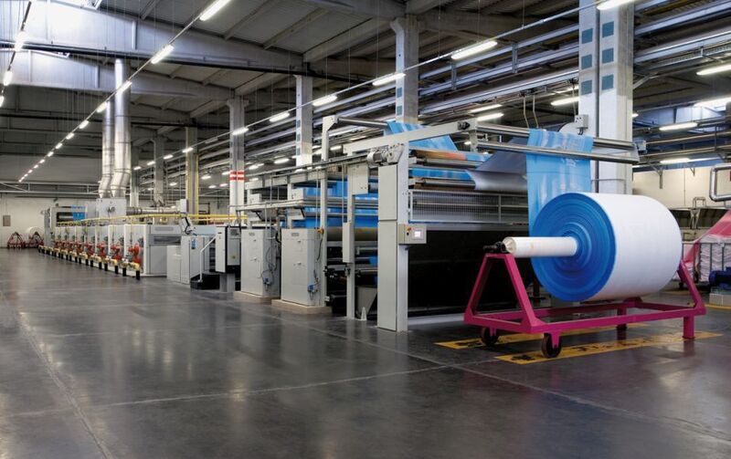 Spannmaschine des Textilmaschinenherstellers BRÜCKNER: Das Unternehmen setzt auf den Industrie-PC Pokini Z zur Steuerung und Fernwartung seiner Anlagen. (BRÜCKNER)