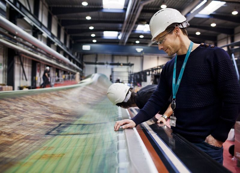 Bevor ein Rotorblatt die Fertigung verlässt, wird es genau auf mögliche Fehler und Risse überprüft. Nur so kann ein Rotorblatt den gigantischen Luftmassen standhalten: Wird der Rotor mit einem Durchmesser von 154 Metern bei einer Windgeschwindigkeit von zehn Metern pro Sekunde betrieben, fängt er pro Sekunde die Energie aus 200 Tonnen Luft ein. (Siemens)