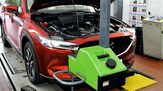 Seit rund zwei Jahren verbaut Mazda auch LED-Scheinwerfer. Die kann mal laut Hersteller sogar ohne SEP einstellen. Dafür muss der Monteur allerdings sein Basteltalent unter Beweis stellen. Und ein bisschen „Spezialwerkzeug“ ist auch vonnöten (s. Bild S. 17).  (Dominsky)