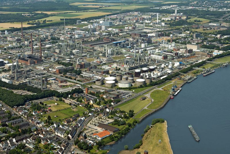 Rund 2000 verschiedene chemische Produkte stellen die 9600 Mitarbeiter im Chempark Dormagen her. Der Produktionsschwerpunkt des flächengrößten Standorts liegt auf der Entwicklung und Herstellung von Pflanzenschutzmitteln, Polymeren, Kunststoffen und Kautschuken. (Bild: Bernhard Moll/Currenta)
