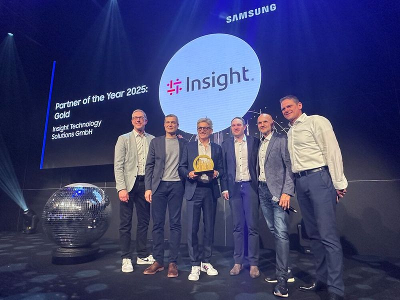 Das Insight-Technology-Solutions-Team holt den Award 