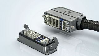 Zur SPS IPC Drives 2018 präsentierte Harting einen M12 Pushpull Steckverbinder für die ganze Fabrikautomation – in Form der Heldin Dr. Metrix. Das Unternehmen möchte mit dieser Lösung eine übergreifende Norm anstreben. (Harting)