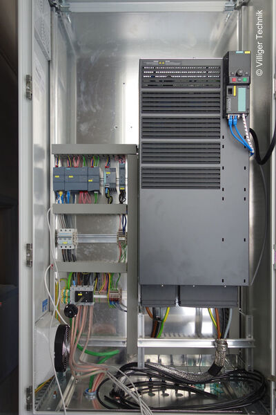 Jede Station des Systems von Simogear Getriebemotoren wird mit Sinamics G120-Frequenzumrichtern von Siemens angetrieben. Diese Kombination zeichnet sich durch einfache Installation, schnelle Inbetriebnahme und hohe Bedienerfreundlichkeit aus. (Villinger Technik)