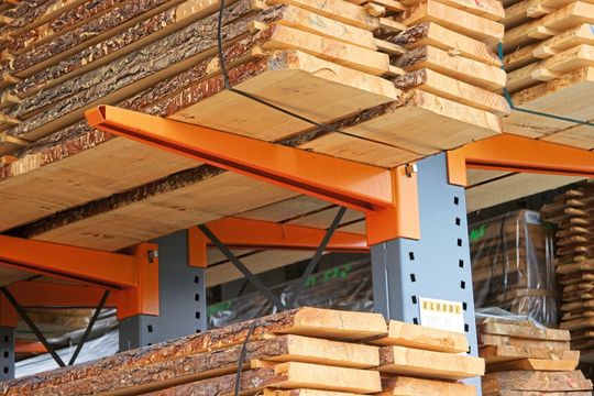 Verfügbare Lagerflächen im Unternehmen erleichtern die unabhängige Produktion in Krisenzeiten. Doch die Nachfrage nach Stahl auf dem Weltmarkt ist auch für Regalhersteller ungebrochen hoch. Verfügbare Lagerflächen im Unternehmen erleichtern die unabhängige Produktion in Krisenzeiten. Doch die Nachfrage nach Stahl auf dem Weltmarkt ist auch für Regalhersteller ungebrochen hoch.