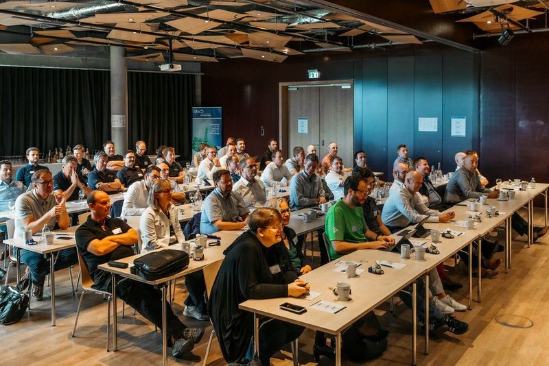 Die dbc-Partner lauschen den Neuigkeiten aus den Bereichen Technik und Vertrieb. (Capeletti & Perl)