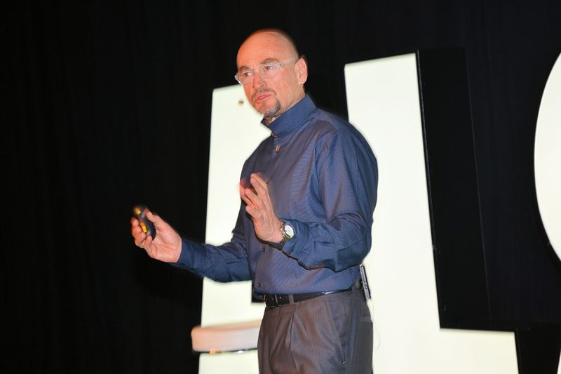 Der Stuntman Jochen Schweizer hielt die Keynote. (Bild: IT-BUSINESS)