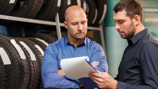 Das Reifengeschäft steht bei vielen Kfz-Betrieben weiter im Fokus. (Bild: © Syda Productions - stock.adobe.com)