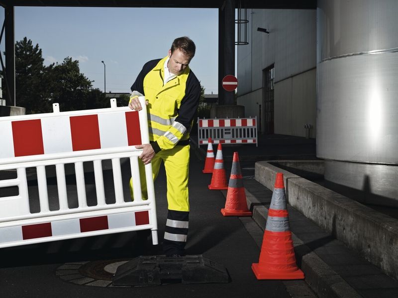 Gut sichtbar. Mit der Warnschutzkleidung sind die Träger bei Arbeiten in Gefahrenzonen geschützt. (Bild: DBL)