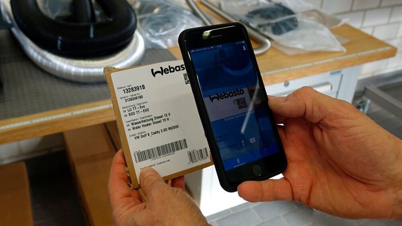 Mit einem Scan des Barcodes auf der Verpackung gelangt man bei Webasto auf eine umfangreich bebilderte, deutschsprachige Einbauanleitung. (Rosenow/»kfz-betrieb«)