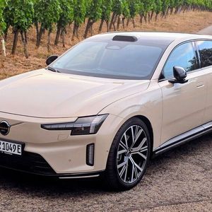 1. Das Design: Der Volvo ES 90 versteht sich als skandinavische Alternative zu den deutschen Premiumherstellern. Das Design ist auf Eleganz und Zurückhaltung getrimmt. Das auffälligste Designmerkmal an der geschlossenen Fahrzeugfront sind die Volvo-typischen Thors-Hammer-Scheinwerfer. Dabei handelt es sich um Pixel-LED-Scheinwerfer.(Bild:  Mauritz – VCG)