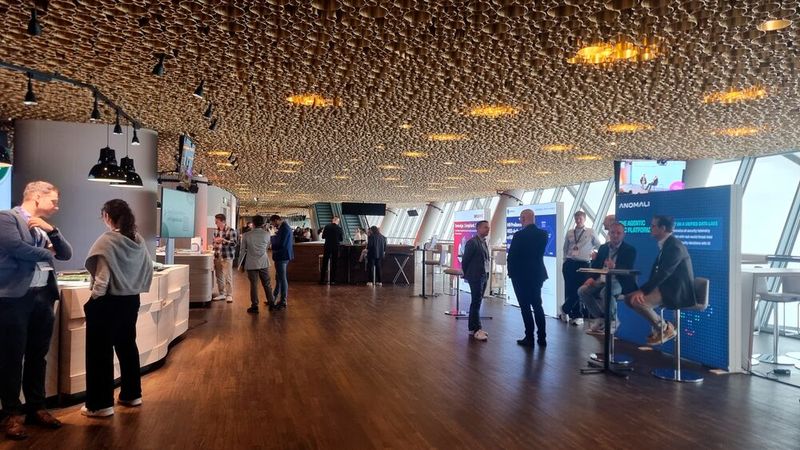 Auf der vierten Ebene befand sich die Business Lounge. Dort bot die Veranstaltung eine große Mainstage, einen kleinen Messebereich mit vier Ausstellern, eine Speaker Lounge und eine Buffet-Ecke. Auf der Mainstage startete die Begrüßungsrede mit anschließender Keynote. (Bild: © Serina Sonsalla)