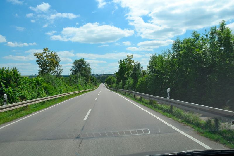 Ob auf der Autobahn oder entlang der Landstraße … (Michel / »kfz-betrieb«)