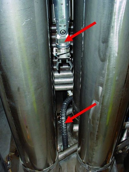 Bild 3: Die beiden Schlangen-Arm-Roboter bei der Reparatur von Rohren im Kraftwerk.  Bilder: THK (Archiv: Vogel Business Media)