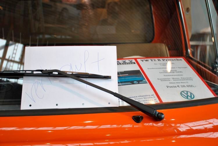 Nicht selten bei beliebten Modellen bereits am Morgen des ersten Publikumstages zu sehen: ein „Verkauft“-Schild. (Dominsky)