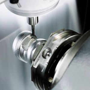 In einem durchgehenden, schnellen und hoch automatisierten Prozess entstehen aus dem CT die CNC-Daten – und damit ein individuelles Knie-Implantat. 