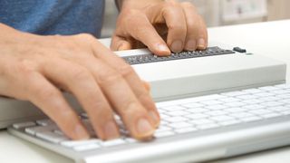 Tastaturen für blinde Menschen erleichtern wenigstens das Tippen. Doch das barrierefreie digitale Angebot der öffentlichen Verwaltung lässt noch zu wünschen übrig. (elypse - adobe.stock.com)