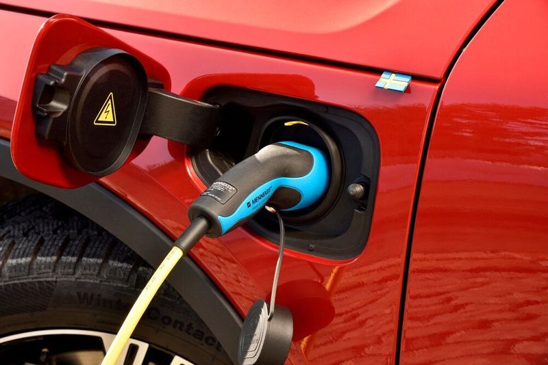 Aufladen lässt sich der XC40 mit Plug-in-Hybridantrieb an handelsüblichen Steckdosen genauso wie an Schnellladesäulen. (Volvo)