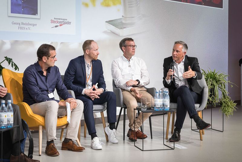 Anwenderkongress Steckverbinder 2023: Tag 1 mit Basisseminaren, Podiumsdiskussion und Posterslam. (Bild: Stefan Bausewein)